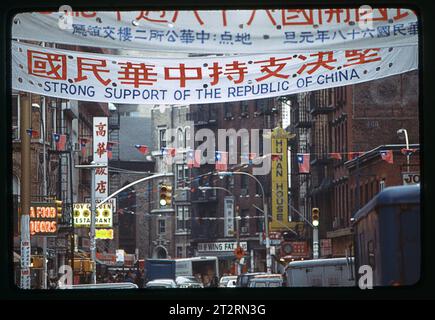Ein Foto aus dem Jahr 1980 von einem chinesischen und englischen Banner, das Taiwan unterstützt, hier die Republik China genannt. Auf der Mott St. in NYC Chinatown. Stockfoto