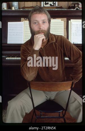 Porträt des englischen Jazz-Kontrabaskisten, Komponisten und Bandleaders Dave Holland in seinem Heimatstudio im Bundesstaat New York, 1983. Stockfoto