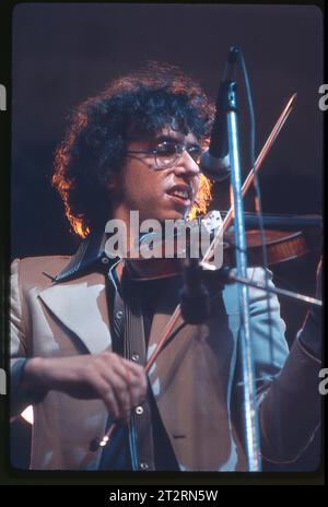 Der Musiker David Bromberg spielte im Sommer 1977 auf der Bühne im Central Park seine Geige. Bromberg ist ein Singer-Songwriter, der mehrere Instrumente spielt. Stockfoto