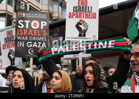 Park Lane, London, Großbritannien. Oktober 2023. Während der Konflikt zwischen Israel und der Hamas anhält, findet ein Protest gegen die Eskalation der militärischen Aktionen im Gazastreifen statt. Organisiert von Gruppen wie der palästinensischen Solidaritätskampagne und der „Stop the war Coalition“ mit dem Titel „Nationalmarsch für Palästina“ und mit Aufrufen zu „Befreiung Palästinas“, „Beendigung der Gewalt“ und „Beendigung der Apartheid“. Stockfoto