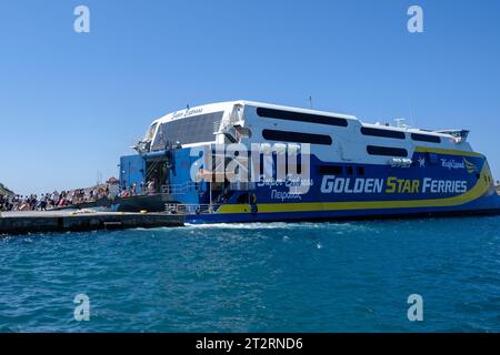 IOS, Griechenland - 13. September 2023 : Blick auf Touristen, die auf einem Fährschiff im Hafen der malerischen Insel iOS Griechenland einsteigen Stockfoto