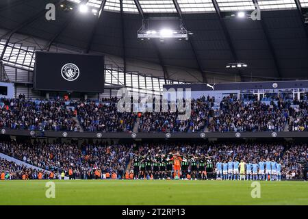 Vor dem Spiel der Premier League im Etihad-Stadion in Manchester halten die Spieler für die Opfer des israelisch-palästinensischen Konflikts eine Schweigeminute ein. Bilddatum: Samstag, 21. Oktober 2023. Stockfoto