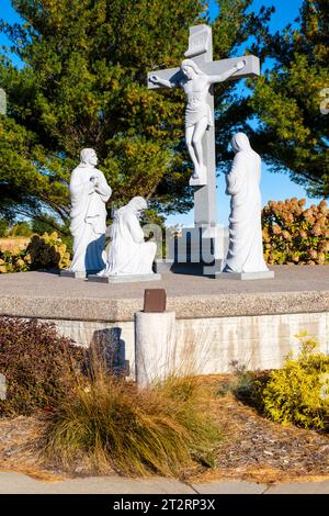 Christus am Kreuz Statuen auf einem amerikanischen katholischen Friedhof, St. Ann Church, Long Grove, Iowa, USA. Stockfoto