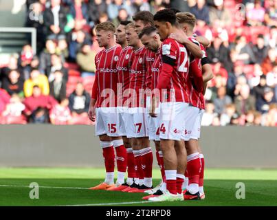 Die Spieler von Bristol City halten vor dem Spiel der Sky Bet Championship in Ashton Gate, Bristol, für die Opfer des israelisch-palästinensischen Konflikts eine Schweigeminute ein. Bilddatum: Samstag, 21. Oktober 2023. Stockfoto