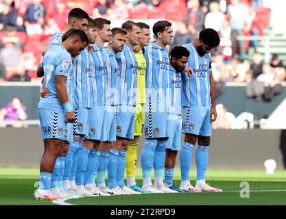 Die Spieler von Coventry City halten vor dem Spiel der Sky Bet Championship in Ashton Gate, Bristol, für die Opfer des israelisch-palästinensischen Konflikts eine Schweigeminute ein. Bilddatum: Samstag, 21. Oktober 2023. Stockfoto