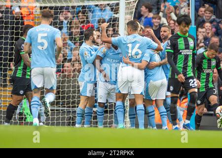Manchester, Großbritannien. Oktober 2023. Manchester, Großbritannien. Am 21. Oktober 2023 feiert Julián Álvarez #19 von Manchester City sein Tor mit seinen Teamkollegen während des Premier League-Spiels zwischen Manchester City und Brighton und Hove Albion im Etihad Stadium, Manchester am Samstag, den 21. Oktober 2023. (Foto: Mike Morese | MI News) Credit: MI News & Sport /Alamy Live News Stockfoto