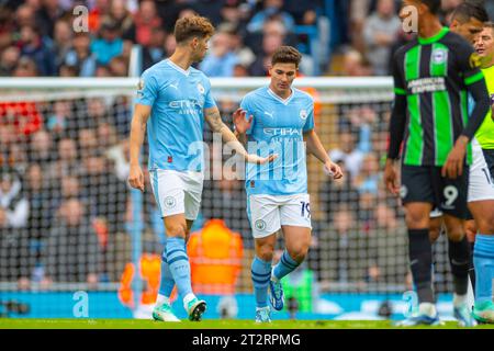 Manchester, Großbritannien. Oktober 2023. Manchester, Großbritannien. Am 21. Oktober 2023 feiert Julián Álvarez #19 von Manchester City sein Tor mit seinem Teamkollegen während des Premier League-Spiels zwischen Manchester City und Brighton und Hove Albion im Etihad Stadium, Manchester am Samstag, den 21. Oktober 2023. (Foto: Mike Morese | MI News) Credit: MI News & Sport /Alamy Live News Stockfoto