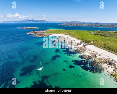 Aus der Vogelperspektive auf Traigh an T-Suidhe Sandstrand auf der Nordseite der Isle of Iona, mit der Halbinsel Ross of Mull und der Isle of Mull am Horizont Stockfoto