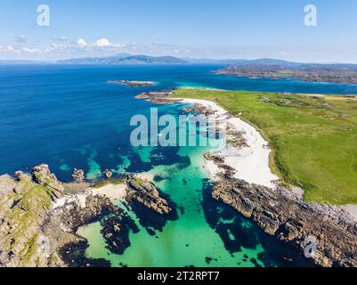 Aus der Vogelperspektive auf Traigh an T-Suidhe Sandstrand auf der Nordseite der Isle of Iona, mit der Halbinsel Ross of Mull und der Isle of Mull am Horizont Stockfoto