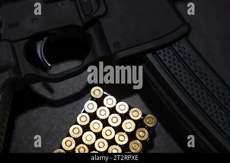 Modernes elegantes Sturmgewehr und Kugel auf grauem Hintergrund in der Schweiz Stockfoto