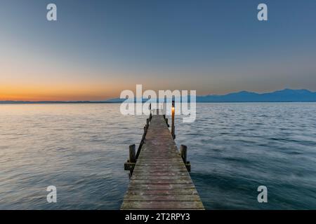 Sonnenaufgang, Fußgängerbrücke am Malerwinkel, Chiemsee, Chiemgau, Bayern, Deutschland Stockfoto
