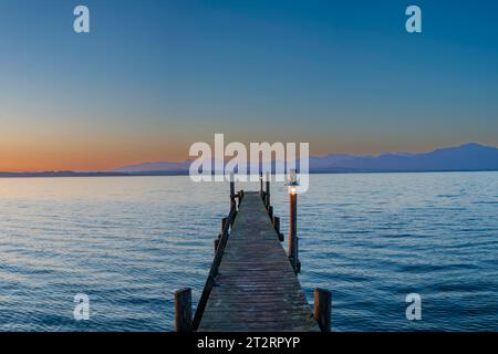 Sonnenaufgang, Fußgängerbrücke am Malerwinkel, Chiemsee, Chiemgau, Bayern, Deutschland Stockfoto