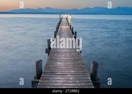 Sonnenaufgang, Fußgängerbrücke am Malerwinkel, Chiemsee, Chiemgau, Bayern, Deutschland, Europa Stockfoto