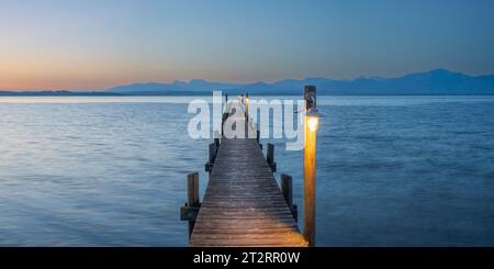 Sonnenaufgang, Fußgängerbrücke am Malerwinkel, Chiemsee, Chiemgau, Bayern, Deutschland Stockfoto
