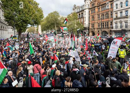 London, Großbritannien. 21. Oktober 2023. Pro-palästinensische Unterstützer bei einer Solidaritätsdemonstration in Whitehall nach dem Marsch von Marble Arch. Quelle: Stephen Chung / Alamy Live News Stockfoto