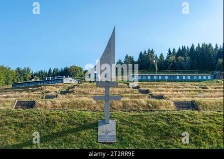 Konzentrationslager Natzweiler-Struthof und Blick auf den Leuchtturm der Erinnerung, Natzwiller, Elsass, Frankreich, Europa Stockfoto