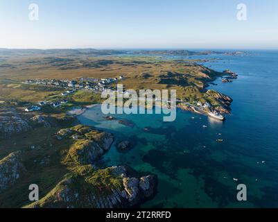 Aus der Vogelperspektive auf das Fischerdorf Fionnphort im Morgenlicht, mit Blick auf die Fähranlegestelle und die Fähre MV Loch Buie, die einen geplanten Betrieb betreibt Stockfoto