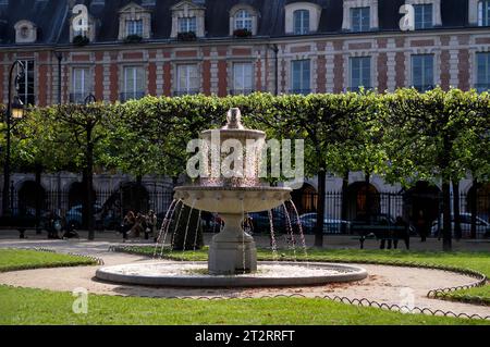 Brunnen, Park, Parkland, Place des Vosges, Platz Louis XIII, Jüdisches Viertel Marais, Village St. Paul, Paris, Frankreich Stockfoto