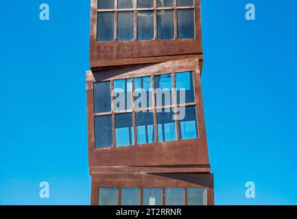 Nahaufnahme von Homenatge a la Barceloneta oder L'Estel Ferit, Skulptur von Rebecca Horn, Platja de Sant Sebastia Beach, Barcelona, Spanien Stockfoto