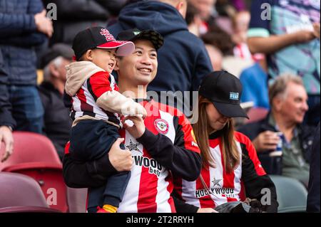 London, Großbritannien. 21. Oktober 2023.London, Vereinigtes Königreich. Oktober 2023. Brentford Fans vor dem Premier League Spiel zwischen Brentford und Burnley im Gtech Community Stadium in London, England am 21. Oktober 2023. Foto: Grant Winter. Nur redaktionelle Verwendung, Lizenz für kommerzielle Nutzung erforderlich. Keine Verwendung bei Wetten, Spielen oder Publikationen eines einzelnen Clubs/einer Liga/eines Spielers. Quelle: UK Sports Pics Ltd/Alamy Live News Stockfoto