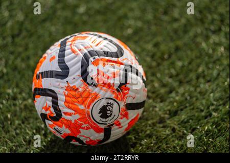 London, Großbritannien. 21. Oktober 2023.London, Vereinigtes Königreich. Oktober 2023. Ein Blick auf den offiziellen Premier League-Ball vor dem Spiel der Premier League zwischen Brentford und Burnley im Gtech Community Stadium, London, England am 21. Oktober 2023. Foto: Grant Winter. Nur redaktionelle Verwendung, Lizenz für kommerzielle Nutzung erforderlich. Keine Verwendung bei Wetten, Spielen oder Publikationen eines einzelnen Clubs/einer Liga/eines Spielers. Quelle: UK Sports Pics Ltd/Alamy Live News Stockfoto