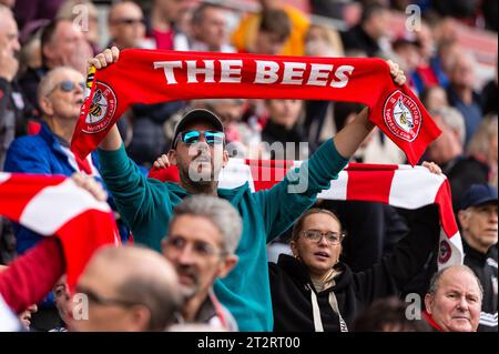 London, Großbritannien. 21. Oktober 2023.London, Vereinigtes Königreich. Oktober 2023. Brentford Fans vor dem Premier League Spiel zwischen Brentford und Burnley im Gtech Community Stadium in London, England am 21. Oktober 2023. Foto: Grant Winter. Nur redaktionelle Verwendung, Lizenz für kommerzielle Nutzung erforderlich. Keine Verwendung bei Wetten, Spielen oder Publikationen eines einzelnen Clubs/einer Liga/eines Spielers. Quelle: UK Sports Pics Ltd/Alamy Live News Stockfoto