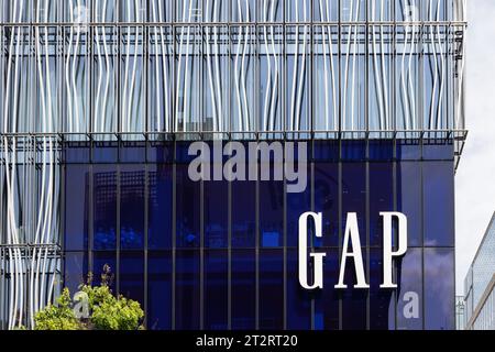 Tokio, Japan - 12. April 2023: Glasfassade mit Schriftzug der GAP Company in Tokio. GAP ist ein weltweit tätiger US-amerikanischer Händler für Bekleidung und Accessoires Stockfoto