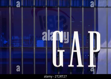 Tokio, Japan - 12. April 2023: Glasfassade mit Schriftzug der GAP Company in Tokio. GAP ist ein weltweit tätiger US-amerikanischer Händler für Bekleidung und Accessoires Stockfoto
