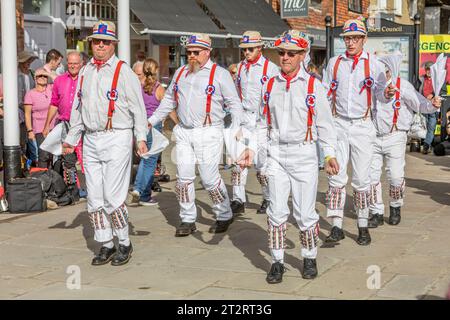 Morris-Tänzerinnen in weiß gekleidet beim Tenterden Folk Festival in Kent Stockfoto