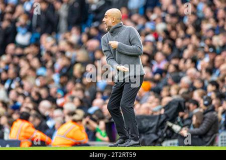 Manchester, Großbritannien. Oktober 2023. Manchester, Großbritannien. Am 21. Oktober 2023 gestikuliert Manchester City Manager PEP Guardiola während des Premier League-Spiels zwischen Manchester City und Brighton und Hove Albion im Etihad Stadium, Manchester am Samstag, den 21. Oktober 2023. (Foto: Mike Morese | MI News) Credit: MI News & Sport /Alamy Live News Stockfoto