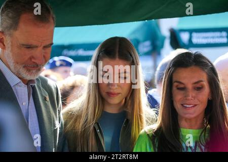 Arroes, Spanien, 21. Oktober 2023: König Felipe VI. (L) kommentiert etwas neben der Infantin Sofia de Borbon und Königin Letizia Ortiz (R) während des „People of Asturias 2023“-Preises am 21. Oktober 2023 in Arroes, Spanien. Quelle: Alberto Brevers / Alamy Live News. Stockfoto