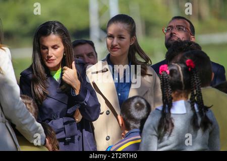 Arroes, Spanien, 21. Oktober 2023: Königin Letizia Ortiz (L), spricht mit Kindern neben der Prinzessin von Asturien Leonor de Borbon (R) während des beispielhaften „People of Asturias 2023 Award“ am 21. Oktober 2023 in Arroes, Spanien. Quelle: Alberto Brevers / Alamy Live News. Stockfoto
