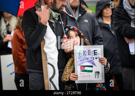 Montpelier, USA. Oktober 2023. Der Teilnehmer hält ein Zeichen für das Freie Palästina während eines Treffens im Vermont State House in Montpelier, VT, USA, um die Opfer des Konflikts in Israel und Gaza zu betrauern. Autor: John Lazenby/Alamy Live News Stockfoto