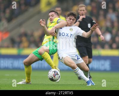 Daniel James von Leeds United und Kenny McLean von Norwich City kämpfen um den Ball während des Sky Bet Championship Matches in Carrow Road, Norwich. Bilddatum: Samstag, 21. Oktober 2023. Stockfoto