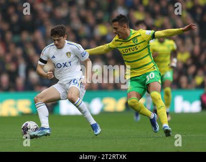 Daniel James von Leeds United und Dimitris Giannoulis von Norwich City kämpfen um den Ball während des Sky Bet Championship Matches in Carrow Road, Norwich. Bilddatum: Samstag, 21. Oktober 2023. Stockfoto