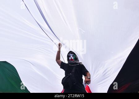 Bandung, Indonesien. Oktober 2023. Am 21. Oktober 2023 treffen sich Menschen zu einer pro-palästinensischen Demonstration in Bandung, West-Java, Indonesien. Tausende von Menschen nehmen an der Demonstration Teil, um die israelische Regierung gegen den Völkermord zu verurteilen und ihre Solidarität mit dem palästinensischen Volk zum Ausdruck zu bringen. (Foto: Dimas Rachmatsyah/INA Photo Agency/SIPA USA) Credit: SIPA USA/Alamy Live News Stockfoto