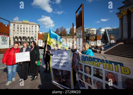 Kiew, Ukraine. Oktober 2023. Aktivisten halten Fahnen und Fotos von Verwandten, die angeblich von Russland für ihre pro-ukrainische Haltung während einer Kundgebung auf dem Unabhängigkeitsplatz in Kiew gefangen genommen wurden. Aktivisten sagten, Russland habe während der Besetzung der nördlichen Regionen der Ukraine angeblich Tausende ukrainischer Zivilisten gefangen genommen. (Foto: Oleksii Chumachenko/SOPA Images/SIPA USA) Credit: SIPA USA/Alamy Live News Stockfoto