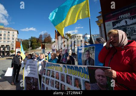 Kiew, Ukraine. Oktober 2023. Aktivisten halten Fahnen und Fotos von Verwandten, die angeblich von Russland für ihre pro-ukrainische Haltung während einer Kundgebung auf dem Unabhängigkeitsplatz in Kiew gefangen genommen wurden. Aktivisten sagten, Russland habe während der Besetzung der nördlichen Regionen der Ukraine angeblich Tausende ukrainischer Zivilisten gefangen genommen. (Credit Image: © Oleksii Chumachenko/SOPA Images via ZUMA Press Wire) NUR REDAKTIONELLE VERWENDUNG! Nicht für kommerzielle ZWECKE! Stockfoto