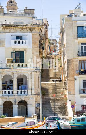 Vittoriosa, Malta - 17. Juni 2023: Treppenaufgang zum Zentrum von Vittoriosa Stockfoto