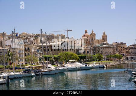 Vittoriosa, Malta - 17. Juni 2023: hafen und Stiftskirche St. Lorenz in Vittoriosa Stockfoto