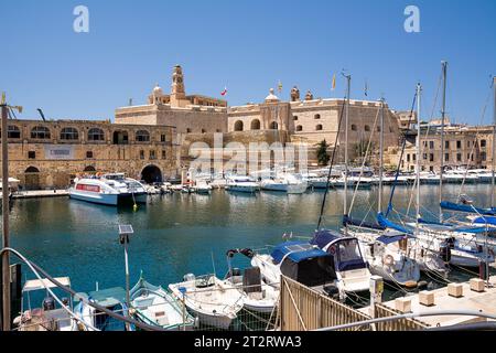 Cospicua, Malta - 17. Juni 2023: Hafen und Festungsmauern von Cospicua, Malta Stockfoto