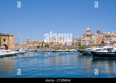 Vittoriosa, Malta – 17. Juni 2023: kanal zwischen Birgu und Senglea mit Hafen und Stiftskirche St. Lorenz Stockfoto