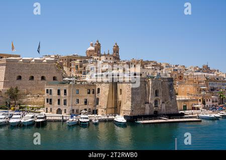 Cospicua, Malta - 17. Juni 2023: Hafen und Festungsmauern von Cospicua, Malta Stockfoto