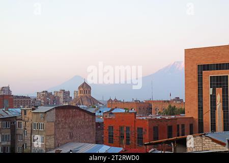 Fantastischer Blick auf die Kathedrale von Jerewan gegen den Ararat aus der Innenstadt von Jerewan, Armenien Stockfoto