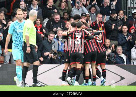 Vitality Stadium, Boscombe, Dorset, Großbritannien. Oktober 2023. Premier League Football, AFC Bournemouth gegen Wolverhampton Wanderers; Dominic Solanke aus Bournemouth feiert mit seinem Team nach einem Treffer in der 18. Minute für 1-0 Credit: Action Plus Sports/Alamy Live News Stockfoto