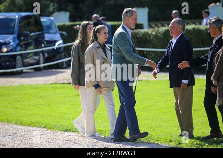 Pion, Spanien, 21. Oktober 2023: König Felipe VI. (R) begrüßt die Öffentlichkeit mit der Prinzessin von Asturien Leonor de Borbon und Infantin Sofia de Borbon (L) während des „People of Asturias 2023 Award“ am 21. Oktober 2023 in Pion, Spanien. Quelle: Alberto Brevers / Alamy Live News. Stockfoto