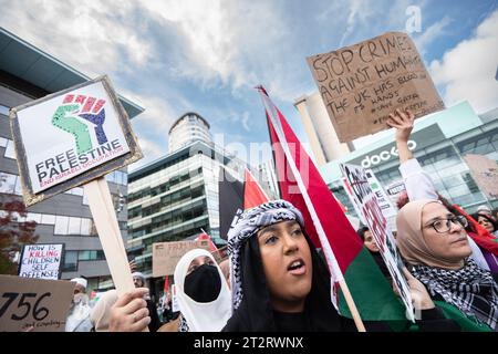 Protest vor dem BBC-Hauptquartier in Salford Quays Manchester. Einige tausend Menschen versammelten sich, um für die palästinensischen Rechte und die sich verschlechternde Lage in Gaza zu protestieren. Im ganzen Vereinigten Königreich finden Proteste statt, und die Palästinensische Solidaritätskampagne (PSC) sagt, dass sie erwartet, dass 200.000 Demonstranten sich dem anschließen werden, was sie für den „größten marsch für palästinensische Rechte in der britischen Geschichte“ am Samstag behaupten. Bild: Garyroberts/worldwidefeatures.com Stockfoto