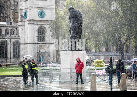 London, Großbritannien. Oktober 2023. Wetter in Großbritannien: Am Samstag gibt es starken Regen auf dem Parliament Square, da das extreme Wetter in der Hauptstadt anhält. Guy Corbishley/Alamy Live News Stockfoto