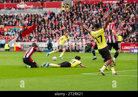 London, Großbritannien. Am 21. Oktober 2023 appelliert Burnley für eine Strafe, da Frank Onyeka aus Brentford während des Premier League-Spiels zwischen Brentford und Burnley am 21. Oktober 2023 im Gtech Community Stadium in London seinen Kopf hält. Foto: Grant Winter. Nur redaktionelle Verwendung, Lizenz für kommerzielle Nutzung erforderlich. Keine Verwendung bei Wetten, Spielen oder Publikationen eines einzelnen Clubs/einer Liga/eines Spielers. Quelle: UK Sports Pics Ltd/Alamy Live News Stockfoto