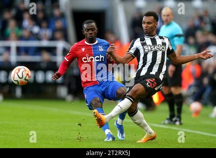 Crystal Palace's Tyrick Mitchell (links) und Newcastle United's Jacob Murphy kämpfen um den Ball während des Premier League-Spiels im St James' Park, Newcastle upon Tyne. Bilddatum: Samstag, 21. Oktober 2023. Stockfoto